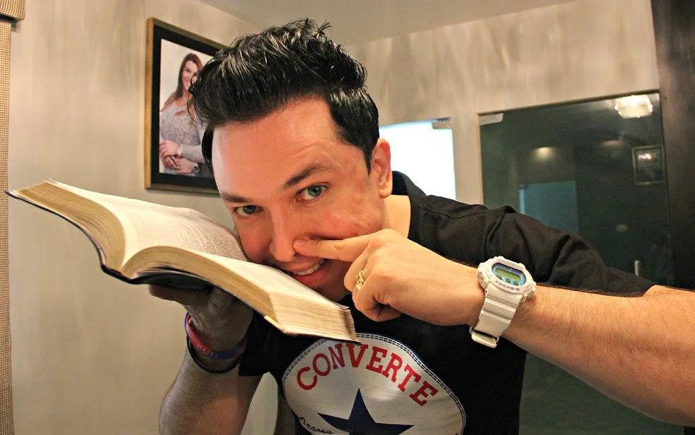 Pastor Lucinho Barreto ficou famoso após divulgação de foto onde 'cheira' Bíblia — Foto: Camila Henriques/G1 AM